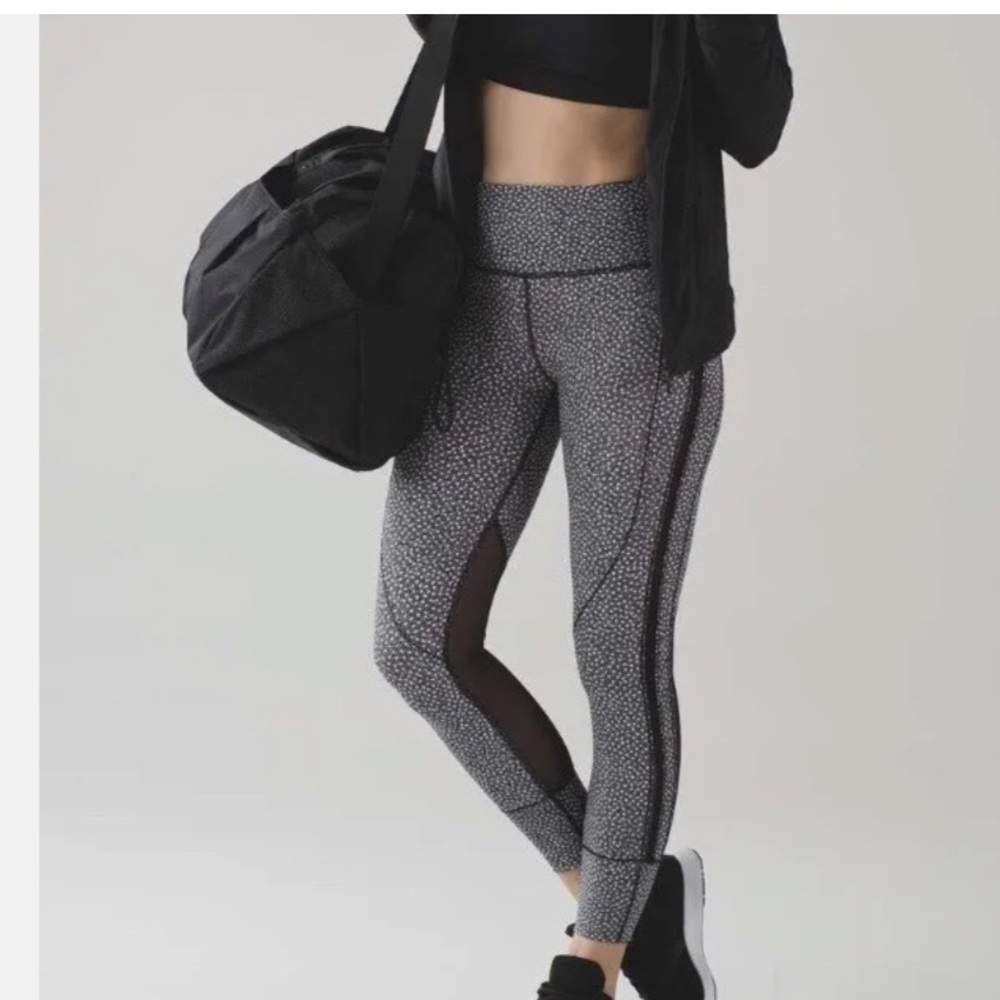 Lululemon Hit It 7/8 Tight (25")Frozen Fizz White Black / Black Size6 NWOT 🍂
